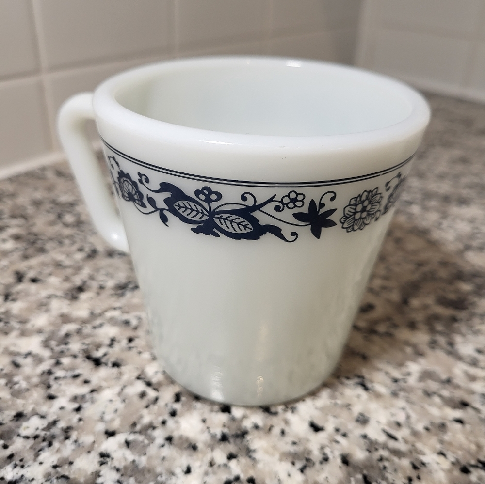 Vintage PYREX White Milk Glass Blue Onion coffee mugs - 6 Mugs - Picture 3 of 5